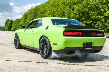 Dodge Challanger Hellcat SRT havaalanında.
