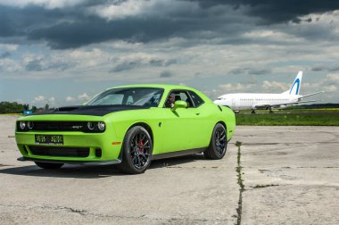 Dodge Challanger Hellcat SRT havaalanında.