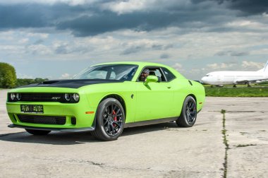 Dodge Challanger Hellcat SRT havaalanında.