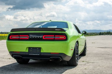 Dodge Challanger Hellcat SRT havaalanında.