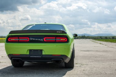Dodge Challanger Hellcat SRT havaalanında.