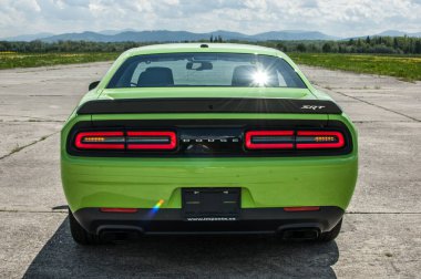 Dodge Challanger Hellcat SRT havaalanında.