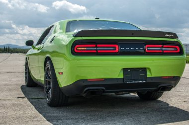 Dodge Challanger Hellcat SRT havaalanında.