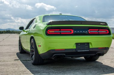 Dodge Challanger Hellcat SRT havaalanında.