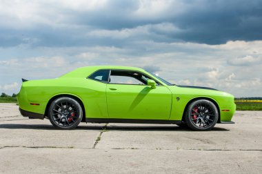 Dodge Challanger Hellcat SRT havaalanında.