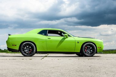 Dodge Challanger Hellcat SRT havaalanında.