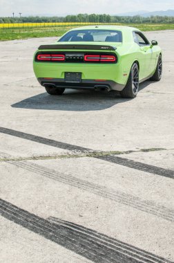 Dodge Challanger Hellcat SRT havaalanında.