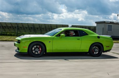 Dodge Challanger Hellcat SRT havaalanında.