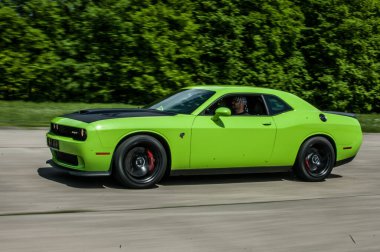 Dodge Challanger Hellcat SRT havaalanında.