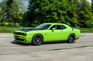 Dodge Challanger Hellcat SRT havaalanında.