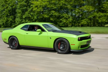 Dodge Challanger Hellcat SRT havaalanında.