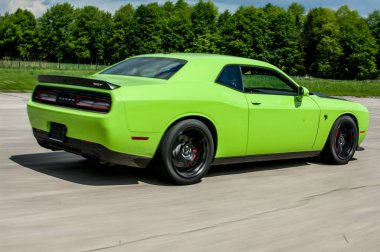 Dodge Challanger Hellcat SRT havaalanında.