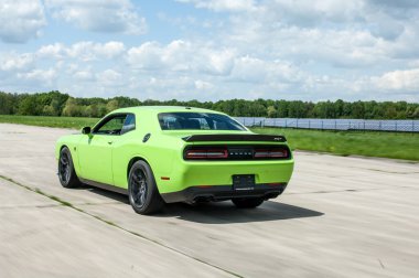 Dodge Challanger Hellcat SRT havaalanında.