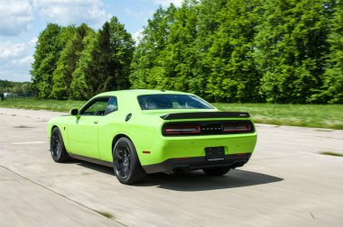 Dodge Challanger Hellcat SRT havaalanında.