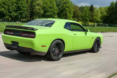 Dodge Challanger Hellcat SRT havaalanında.