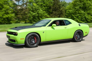 Dodge Challanger Hellcat SRT havaalanında.