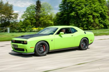 Dodge Challanger Hellcat SRT havaalanında.