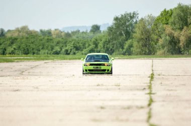 Dodge Challanger Hellcat SRT havaalanında.