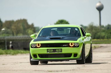 Dodge Challanger Hellcat SRT havaalanında.