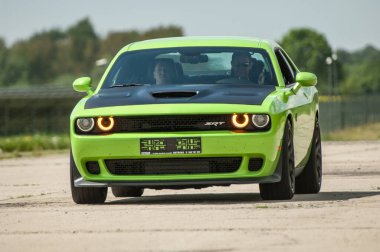 Dodge Challanger Hellcat SRT havaalanında.