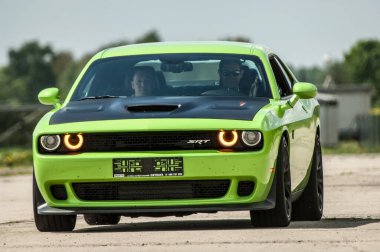 Dodge Challanger Hellcat SRT havaalanında.