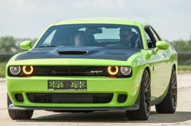 Dodge Challanger Hellcat SRT havaalanında.