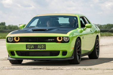 Dodge Challanger Hellcat SRT havaalanında.