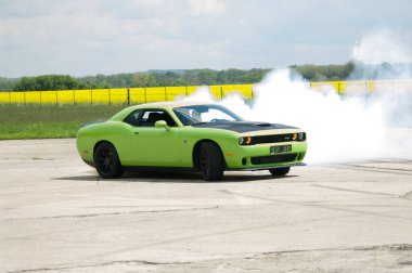 Dodge Challanger Hellcat SRT havaalanında.