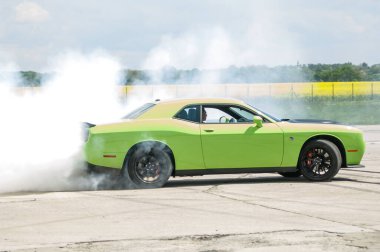 Dodge Challanger Hellcat SRT havaalanında.