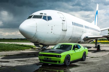 Dodge Challanger Hellcat SRT havaalanında.