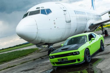 Dodge Challanger Hellcat SRT havaalanında.