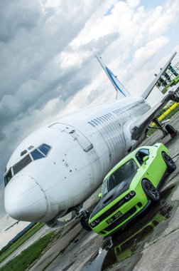 Dodge Challanger Hellcat SRT havaalanında.