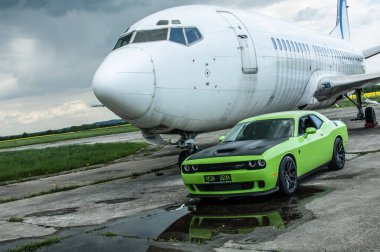 Dodge Challanger Hellcat SRT havaalanında.