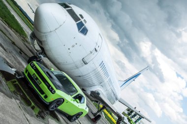 Dodge Challanger Hellcat SRT havaalanında.