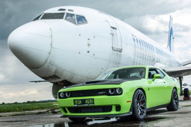 Dodge Challanger Hellcat SRT havaalanında.