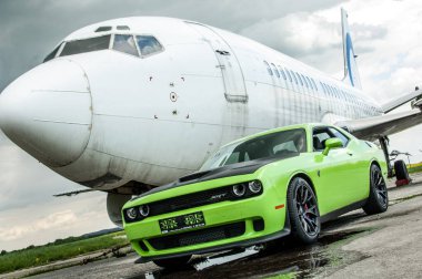 Dodge Challanger Hellcat SRT havaalanında.
