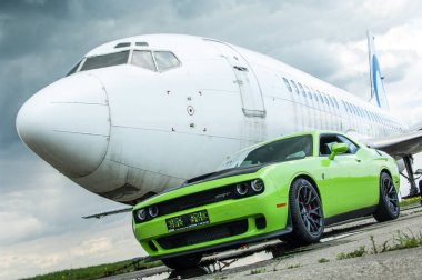 Dodge Challanger Hellcat SRT havaalanında.