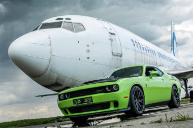 Dodge Challanger Hellcat SRT havaalanında.