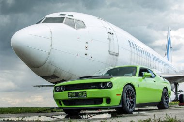 Dodge Challanger Hellcat SRT havaalanında.