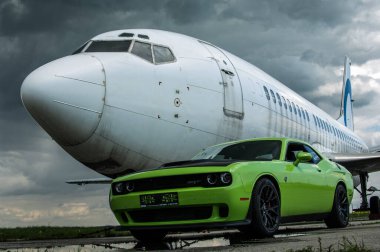 Dodge Challanger Hellcat SRT havaalanında.