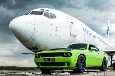 Dodge Challanger Hellcat SRT havaalanında.