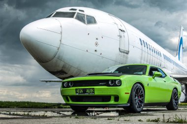 Dodge Challanger Hellcat SRT havaalanında.