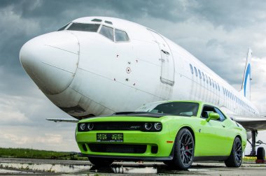 Dodge Challanger Hellcat SRT havaalanında.