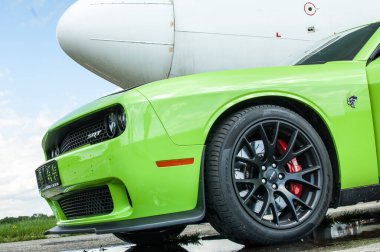 Dodge Challanger Hellcat SRT havaalanında.