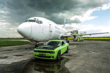 Dodge Challanger Hellcat SRT havaalanında.