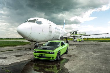 Dodge Challanger Hellcat SRT havaalanında.