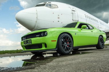 Dodge Challanger Hellcat SRT havaalanında.