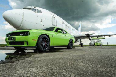 Dodge Challanger Hellcat SRT havaalanında.