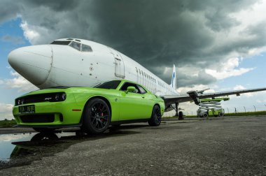 Dodge Challanger Hellcat SRT havaalanında.