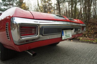 Klasik klasik araba yolda.